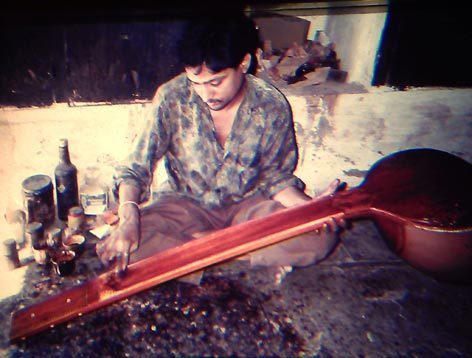 applying the polish on a sitar